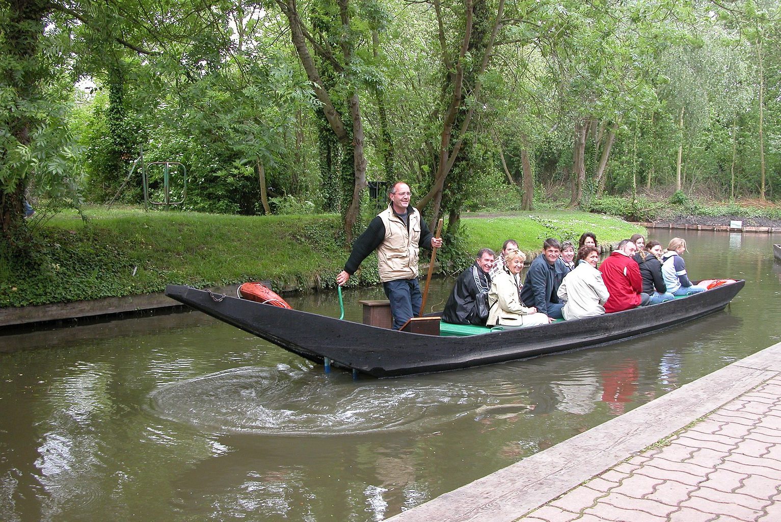 cropped-wikimedia-common-Visite_hortillonages_amiens-1.jpg